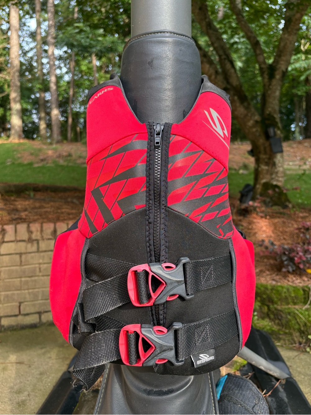 Red & black Stearns ski vest life jacket, 50-90lbs
